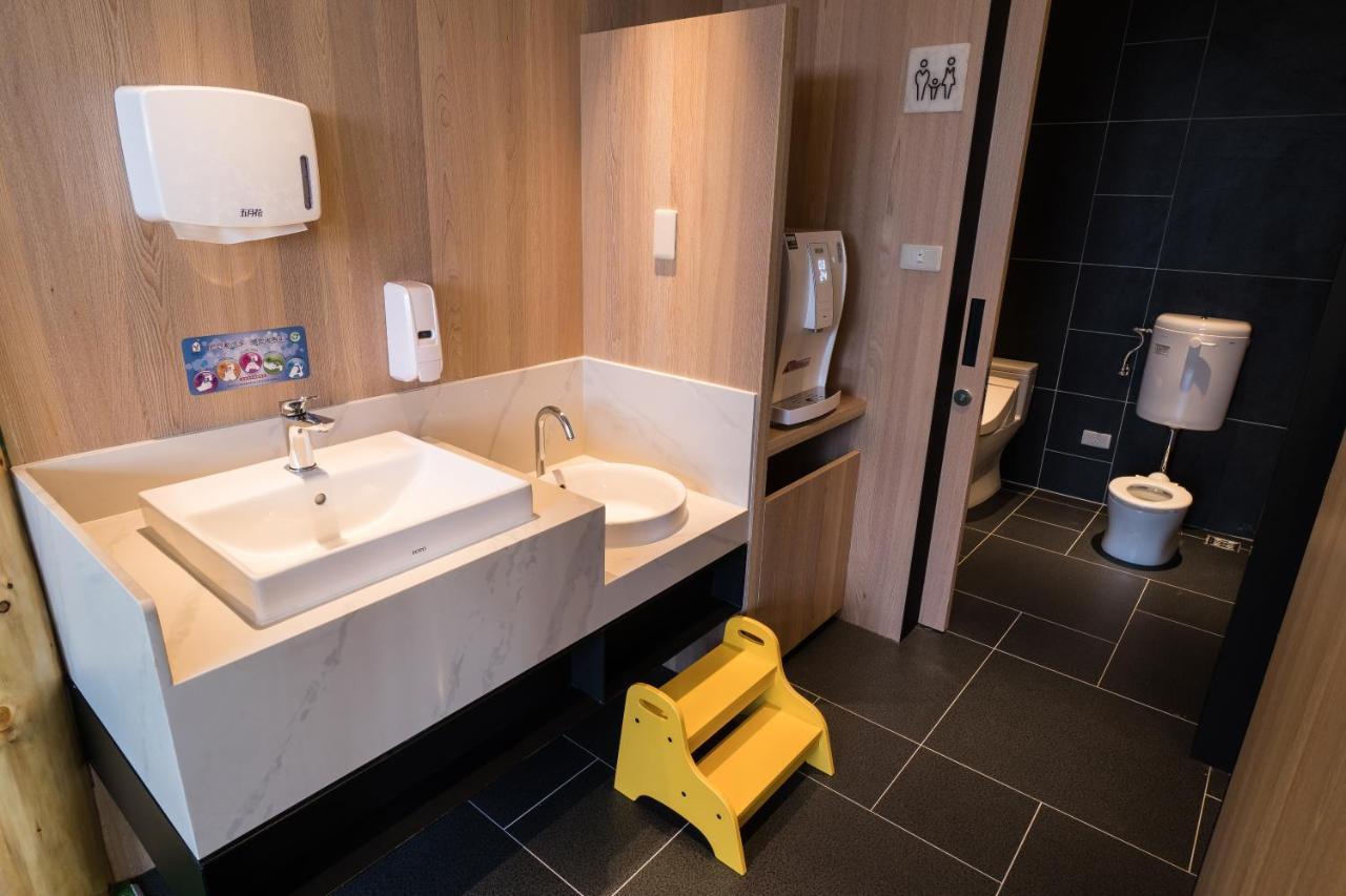 Evergreen Palace Hotel Chiayi Taibao Exterior foto A step stool in a toilet