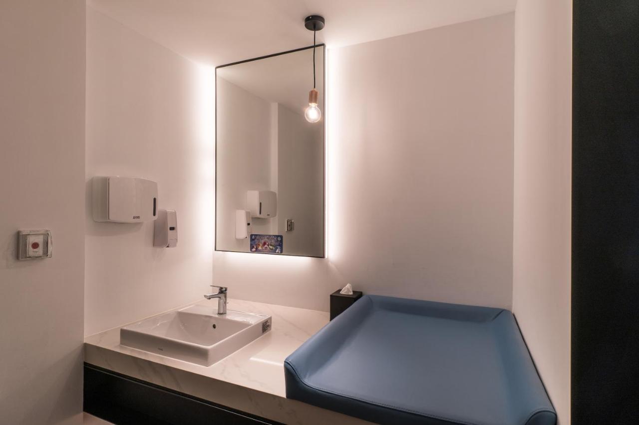 Evergreen Palace Hotel Chiayi Taibao Exterior foto Changing table in a public restroom